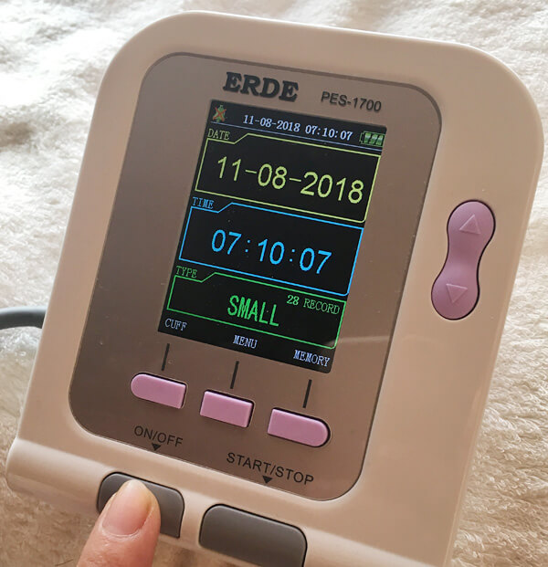 ペット用血圧計ERDE（エルデの）の電源を入れる